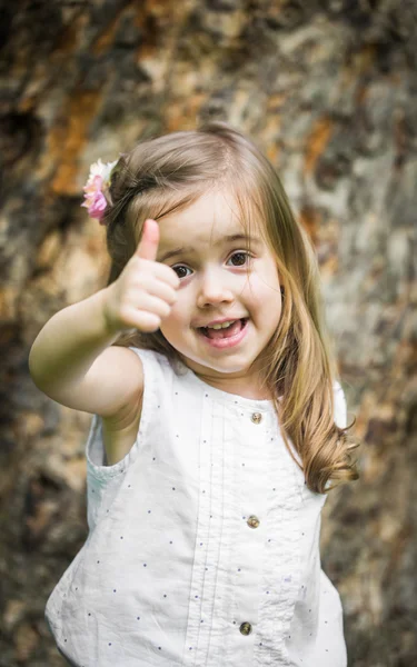 Pequeno menina mostrar gesto OK — Fotografia de Stock