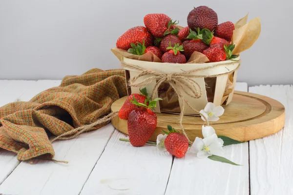 Fresh berries, strawberries in basket, food — Stock Photo, Image