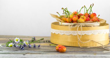 taze çilek, sepette beyaz zemin üzerine tatlı kiraz