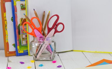 Çocuk yaratıcılık, renkli kağıt, kalem, makas