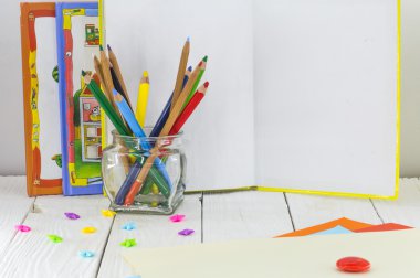 Çocuk yaratıcılık, renkli kağıt, kalem, makas