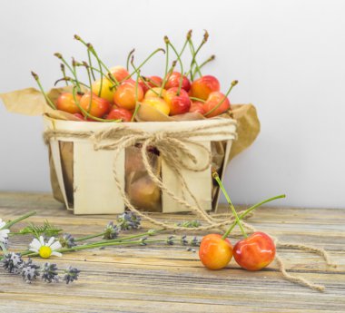 taze çilek, sepette beyaz zemin üzerine tatlı kiraz