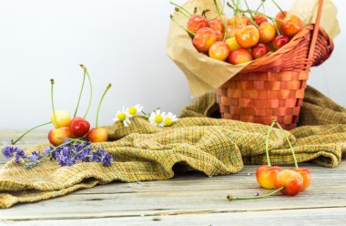 taze çilek, sepette beyaz zemin üzerine tatlı kiraz