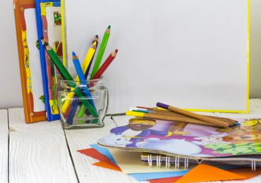 Çocuk yaratıcılık, renkli kağıt, kalem, makas