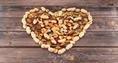 Koyu ahşap arka plan üzerinde farklı fındık