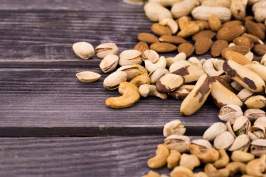 Koyu ahşap arka plan üzerinde farklı fındık