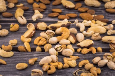 Koyu ahşap arka plan üzerinde farklı fındık