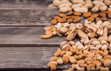 Koyu ahşap arka plan üzerinde farklı fındık