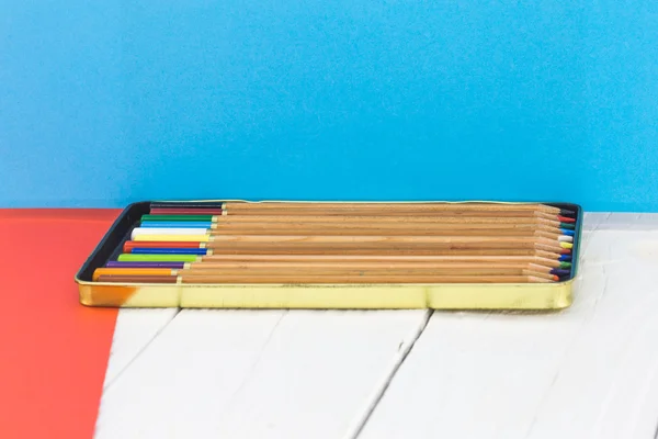Lápis coloridos em um fundo de papel a cores — Fotografia de Stock