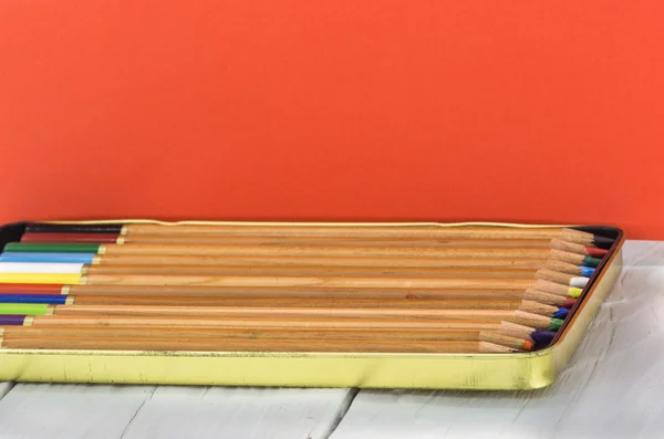 Χρωματιστά μολύβια σε φόντο χρώμα χαρτιού — Φωτογραφία Αρχείου