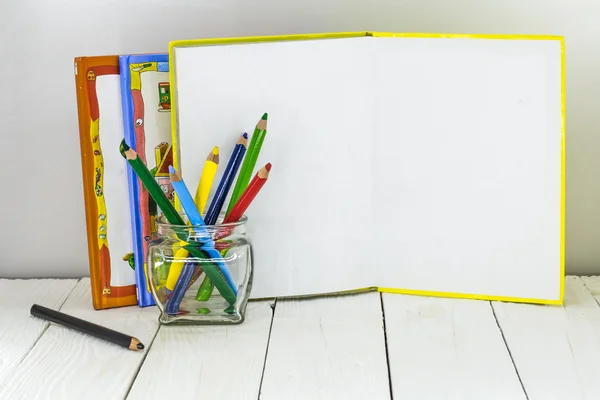 Criatividade das crianças, lápis, tesoura, papel colorido — Fotografia de Stock