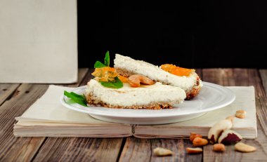 açık bir kitap üzerinde Fındıklı tatlı