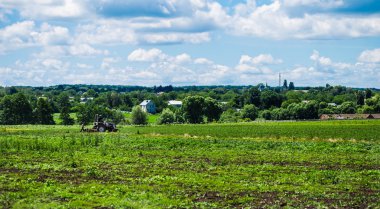 Traktör arka plan köyün alanında pulluklar