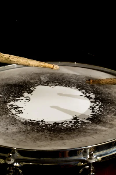 Tambor de trabajo con palos, instrumento musical — Foto de Stock