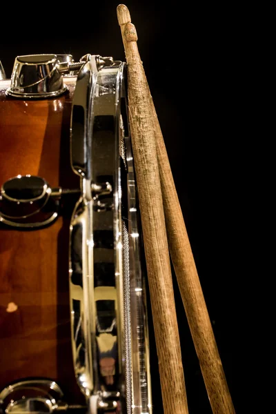 Рабочий барабан с палками, музыкальный инструмент — стоковое фото