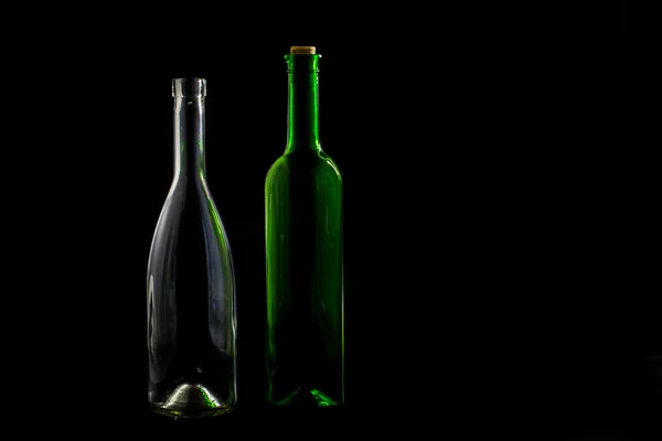 Glasflasche, leer, original, auf schwarzem Hintergrund — Stockfoto