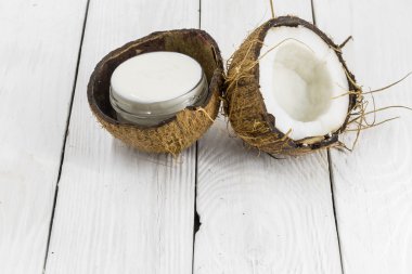 taze hindistan cevizi, bir ahşap beyaz arka plan üzerinde krem