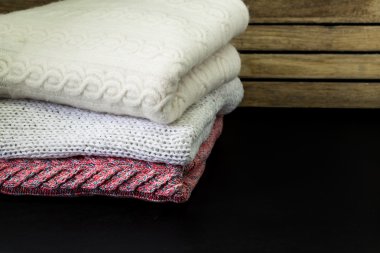 ahşap bir zemin üzerine düzgünce katlanmış kazak