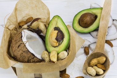 taze, lezzetli Hindistan cevizi ahşap beyaz zemin üzerinde avokado ile