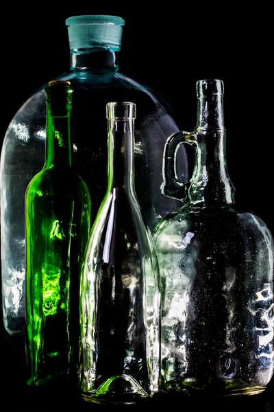 Glazen fles, leeg, origineel, op zwarte achtergrond — Stockfoto