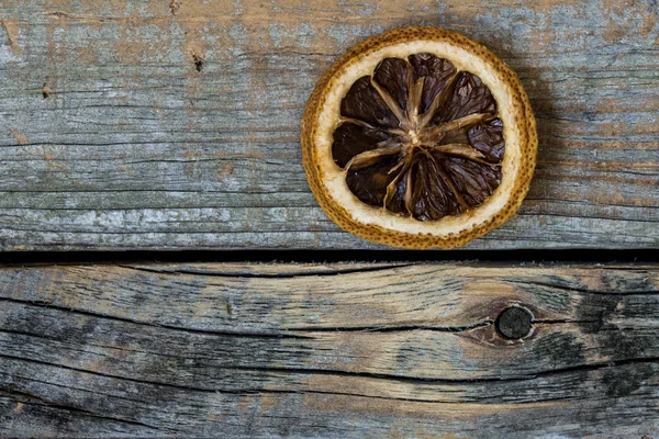 Citrinos secos em um belo fundo de madeira — Fotografia de Stock