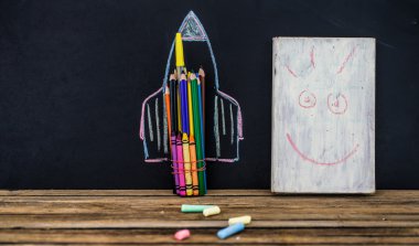 Okuluna geri dön siyah arka plan ile kalemler yapılan füze, kitap çizim kalemleri