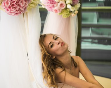 güzel genç kız uzun saç çiçekleri el ile