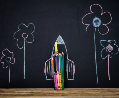 Okuluna geri dön siyah arka plan ile kalemler yapılan füze, kitap çizim kalemleri