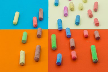 farklı kağıt arka plan üzerinde renkli boya kalemi