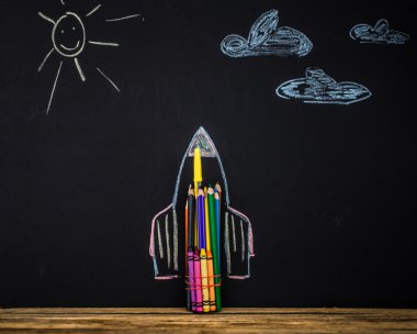 Okuluna geri dön siyah arka plan ile kalemler yapılan füze, kitap çizim kalemleri