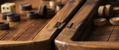 ahşap tahta ile tavla, piyonlar, zar, yakın çekim