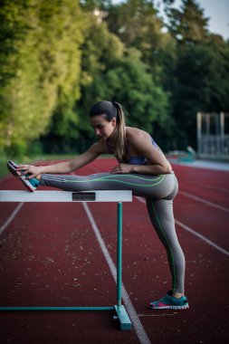 stadyumda ısınma kadar güzel sportif kız,