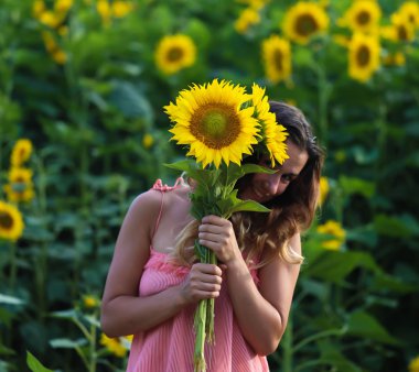 güzel kadın ayçiçeği tarlasında durumda