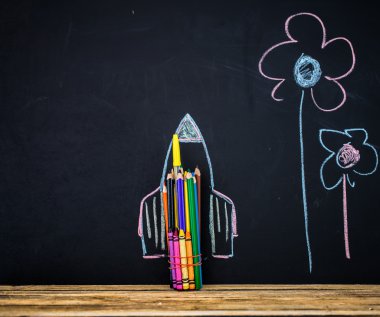 Okuluna geri dön siyah arka plan ile kalemler yapılan füze, kitap çizim kalemleri