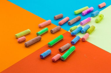 farklı kağıt arka plan üzerinde renkli boya kalemi