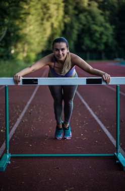 stadyumda ısınma kadar güzel sportif kız,