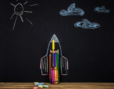 Okuluna geri dön siyah arka plan ile kalemler yapılan füze, kitap çizim kalemleri