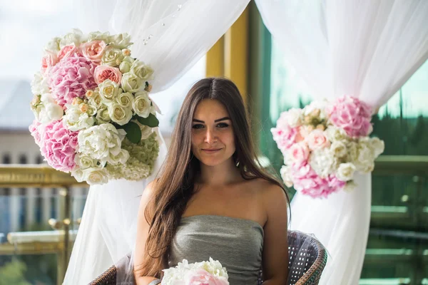 Hermosa joven en vestido gris en la terraza —  Fotos de Stock