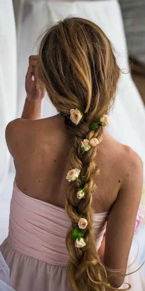 Hermosa joven con el pelo largo flores la ternura del misterio en un corcel trenza espalda —  Fotos de Stock