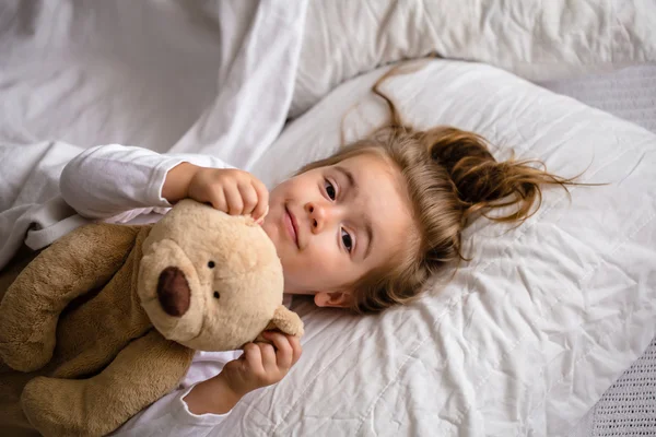 Bambina a letto con peluche le emozioni di un bambino — Foto Stock