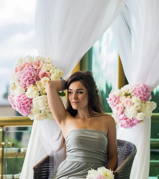 Hermosa joven en vestido gris en la terraza —  Fotos de Stock