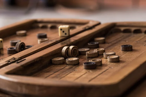 Wooden Board with backgammon, pawns, dice, close up — Stock Photo, Image