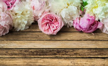 ahşap arka plan üzerinde güzel çiçekler, çeşitli , metin için yer, closeup