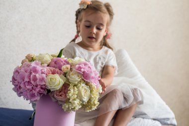 büyük bir buket taze çiçek ile küçük kız