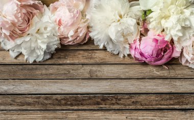 ahşap arka plan üzerinde güzel çiçekler, çeşitli , metin için yer, closeup