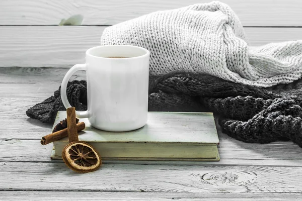 Tazza di tè su un bellissimo sfondo in legno con maglione invernale, vecchio libro — Foto Stock
