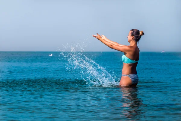 Mooi meisje, staan in de zee — Stockfoto