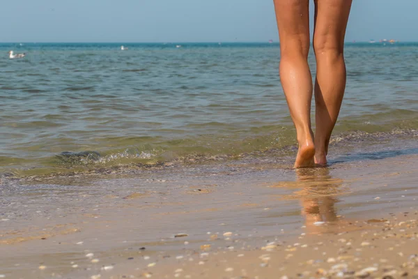 Patas sexys en la playa. Caminando pies femeninos — Foto de Stock