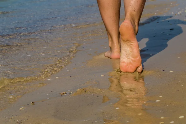 Sexy legs on the beach. Walking female feet — Stock Photo, Image