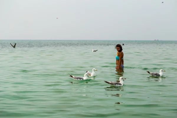Hermosa chica, de pie sola en el mar — Foto de Stock